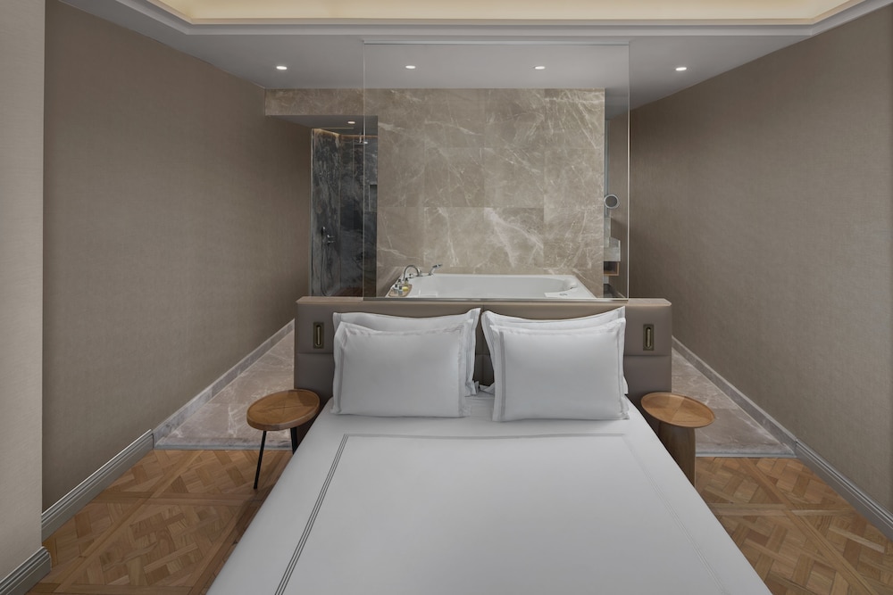 Lifestyle, Suite, King Bed, Hot Tub, Terrace
