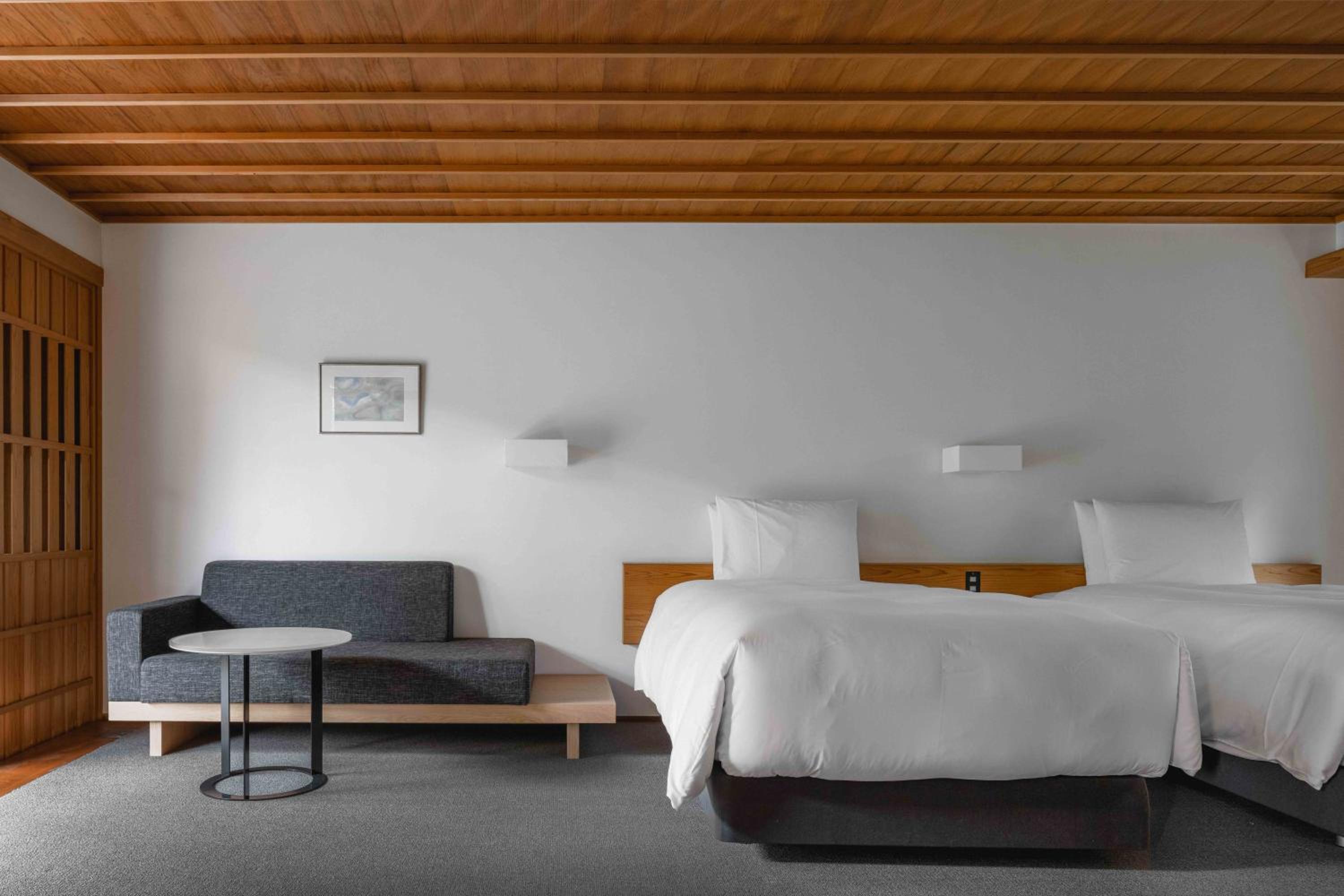 Room, Twin Beds, Dining Area