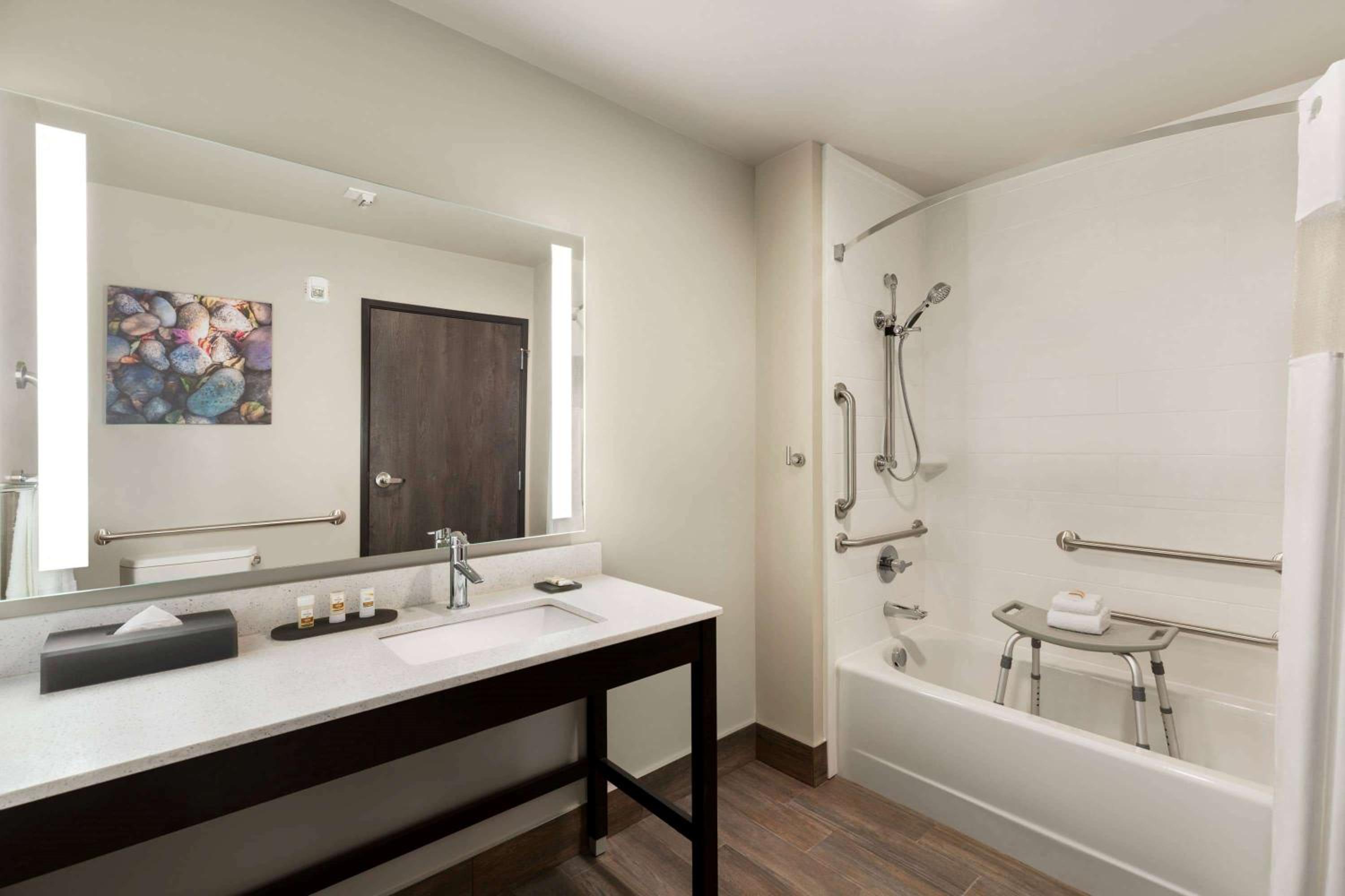 غرفة بسرير كينج مع أريكة بمطبخ صغير لذوي الإعاقة، La Quinta Inn And Suites by Wyndham Burlington 4/4