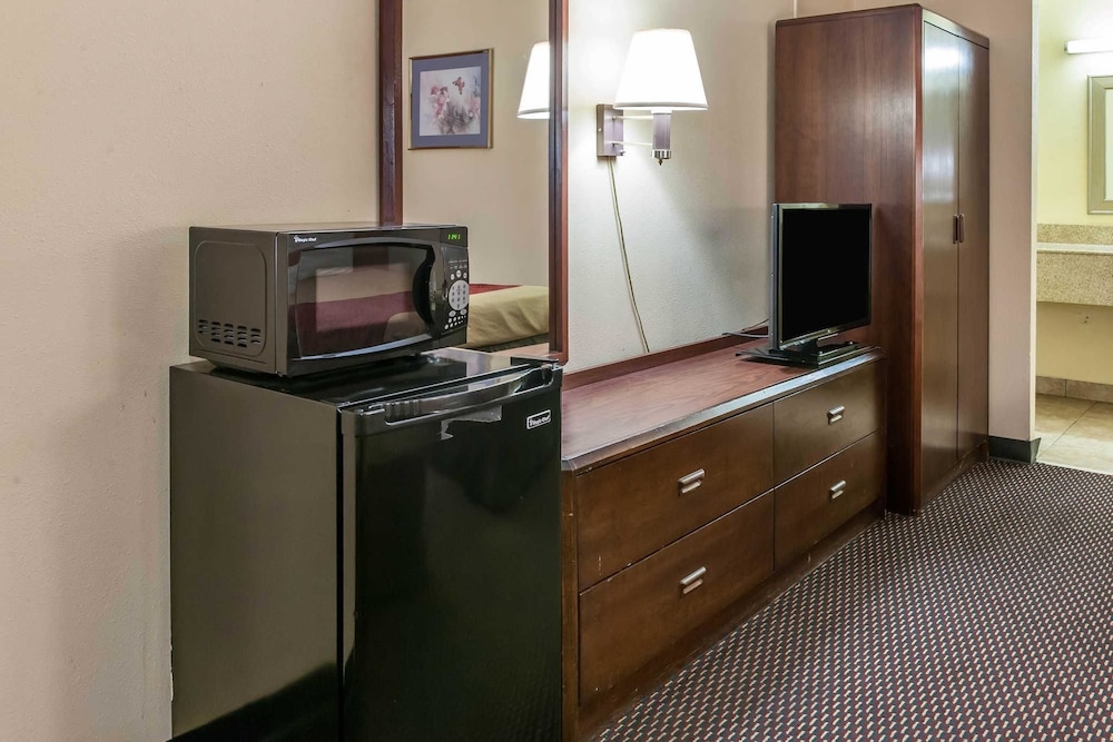 Econo Lodge Seymour, IN 22/37