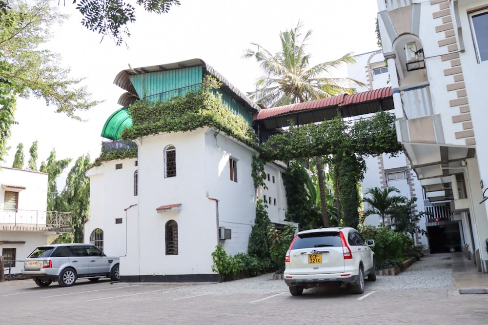Darajani Hotel Ltd 33/50