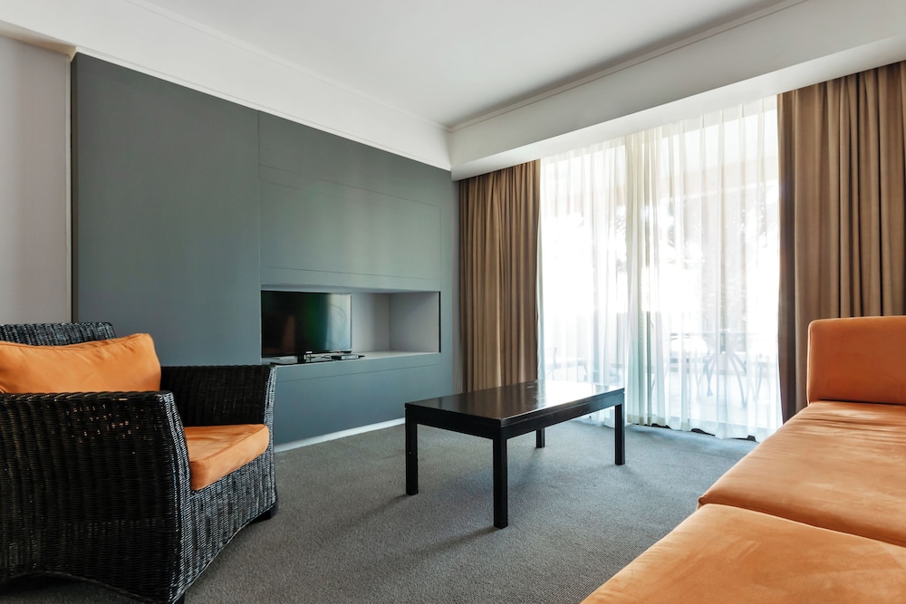 Cape Town City Accommodation the Island Club 60/69