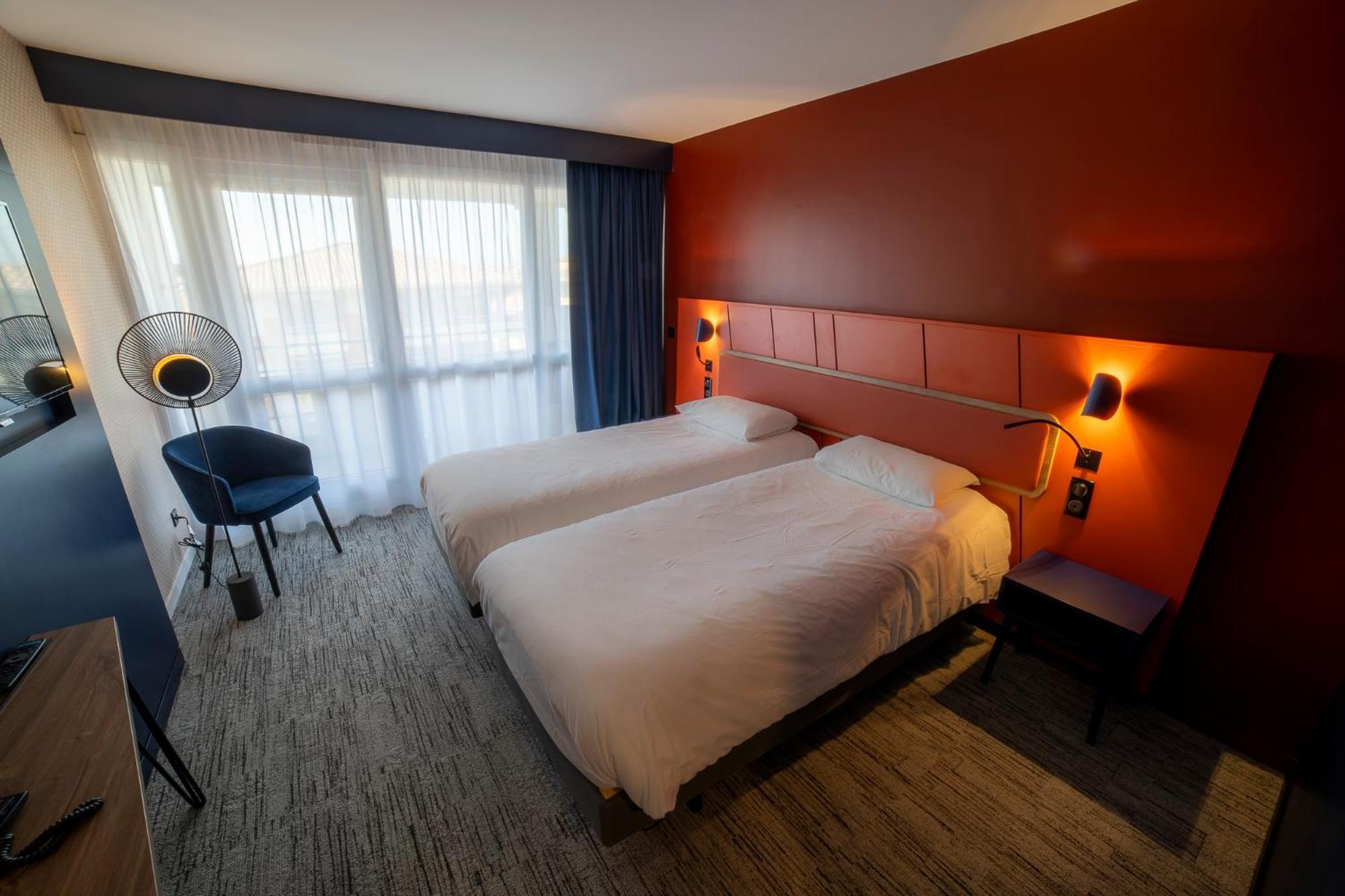Classic, Twin Beds, Sea Side, on the Side