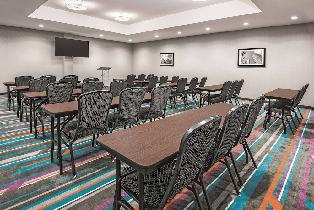 La Quinta Inn & Suites by Wyndham Dallas Grand Prairie North 38/42