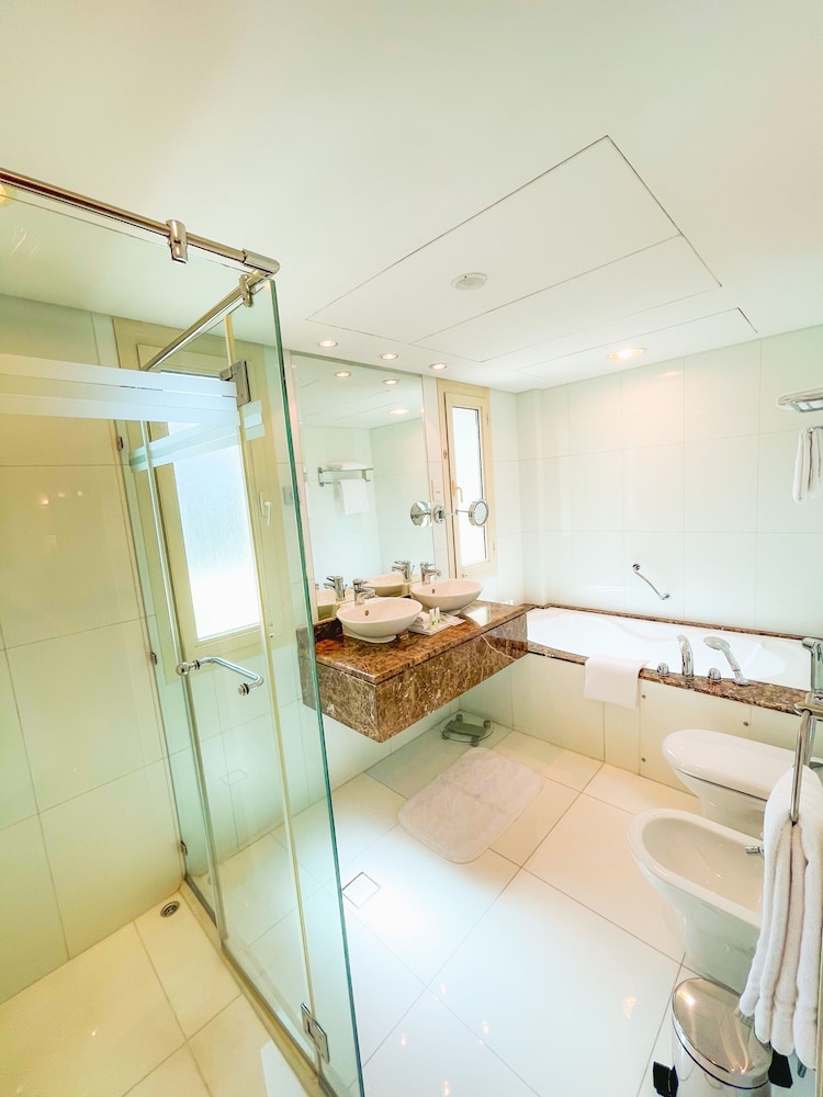 غرفة ديلوكس بسرير كينج، Swissotel Al Murooj Dubai 7/9