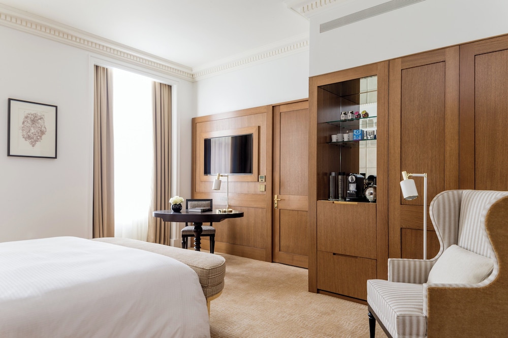 DELUXE, KING BED