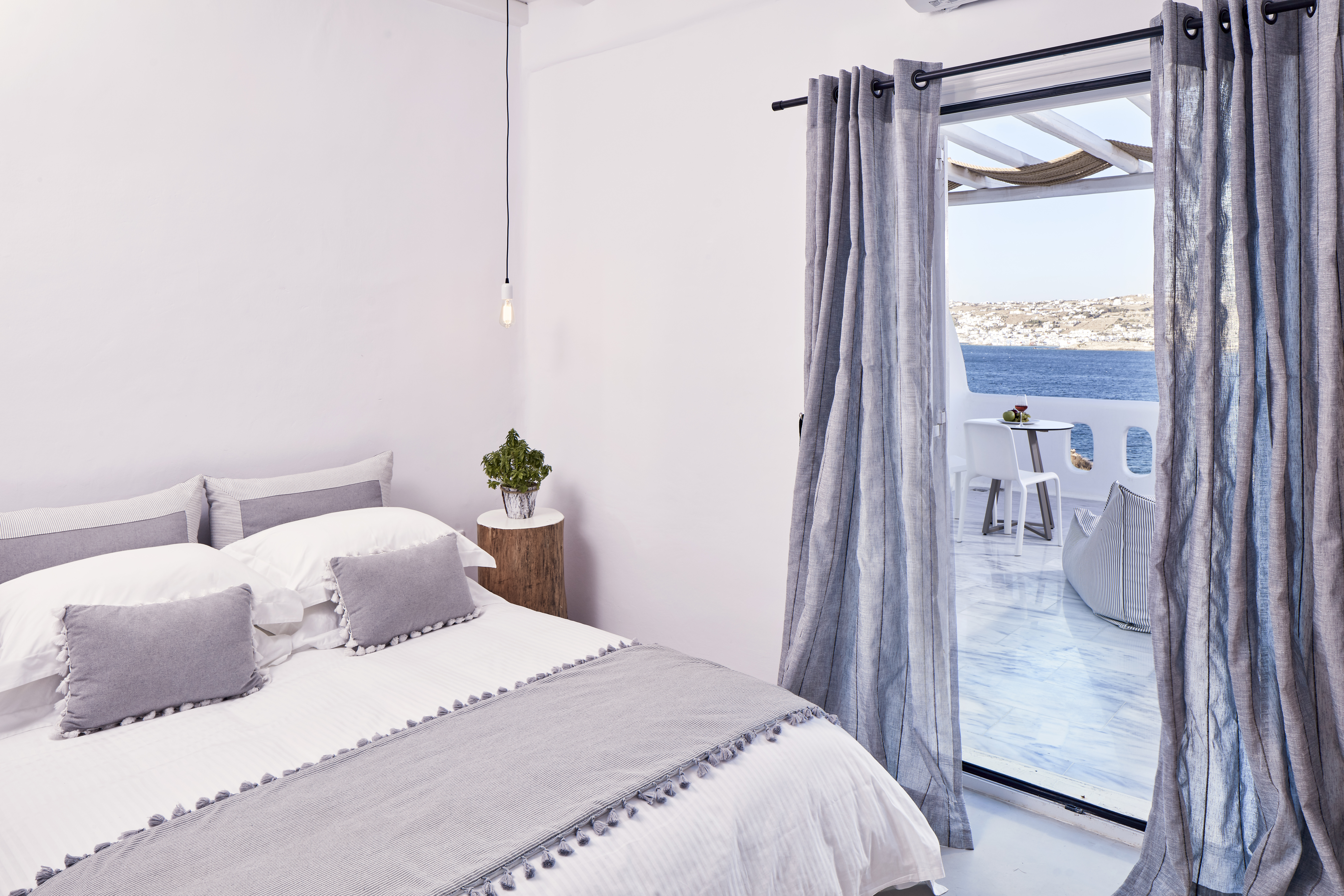 DELUXE, DOUBLE OR TWIN BED, SEA VIEW