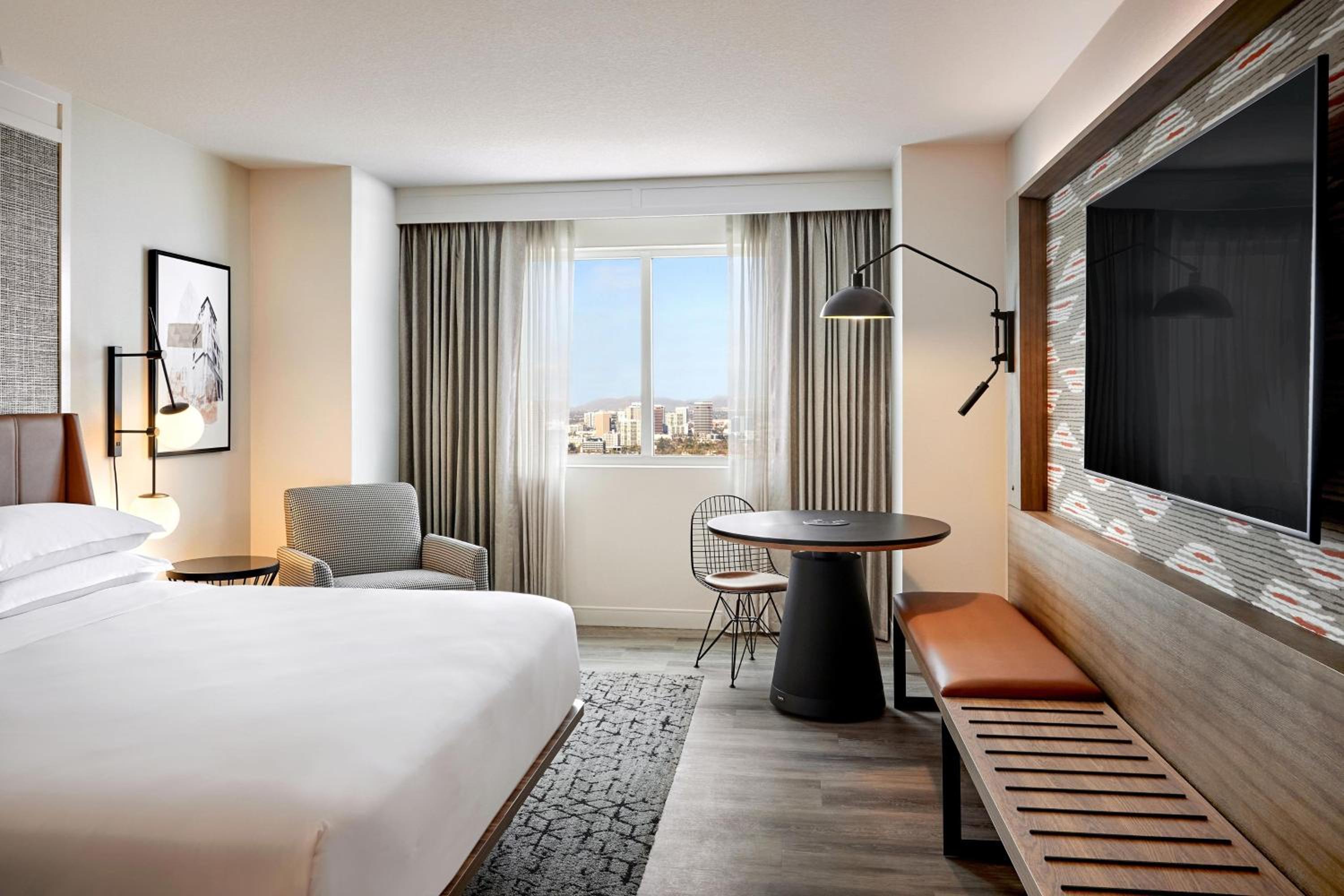 Executive, Suite, King Bed, City View, Sofa, Club Floor