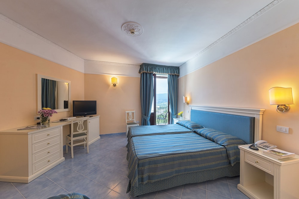 Deluxe, Triple, 1 Double and 1 Single Bed, Sea View, Terrace