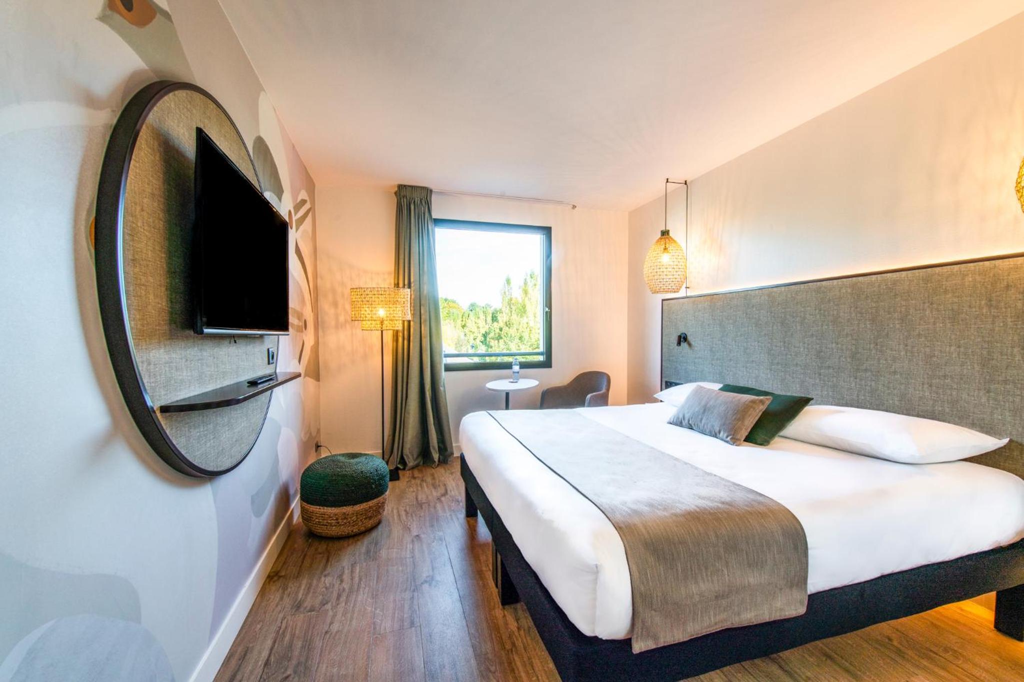 Standard, Queen Bed, Garden Side