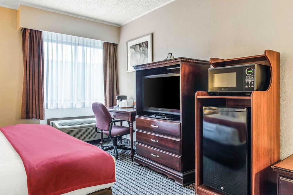 Quality Inn Austintown-Youngstown West 16/35
