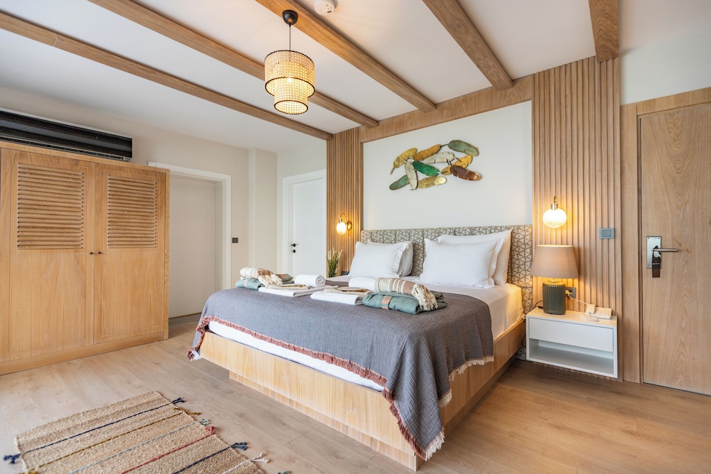 Deluxe, Queen Bed, Courtyard View, Jetted Tub