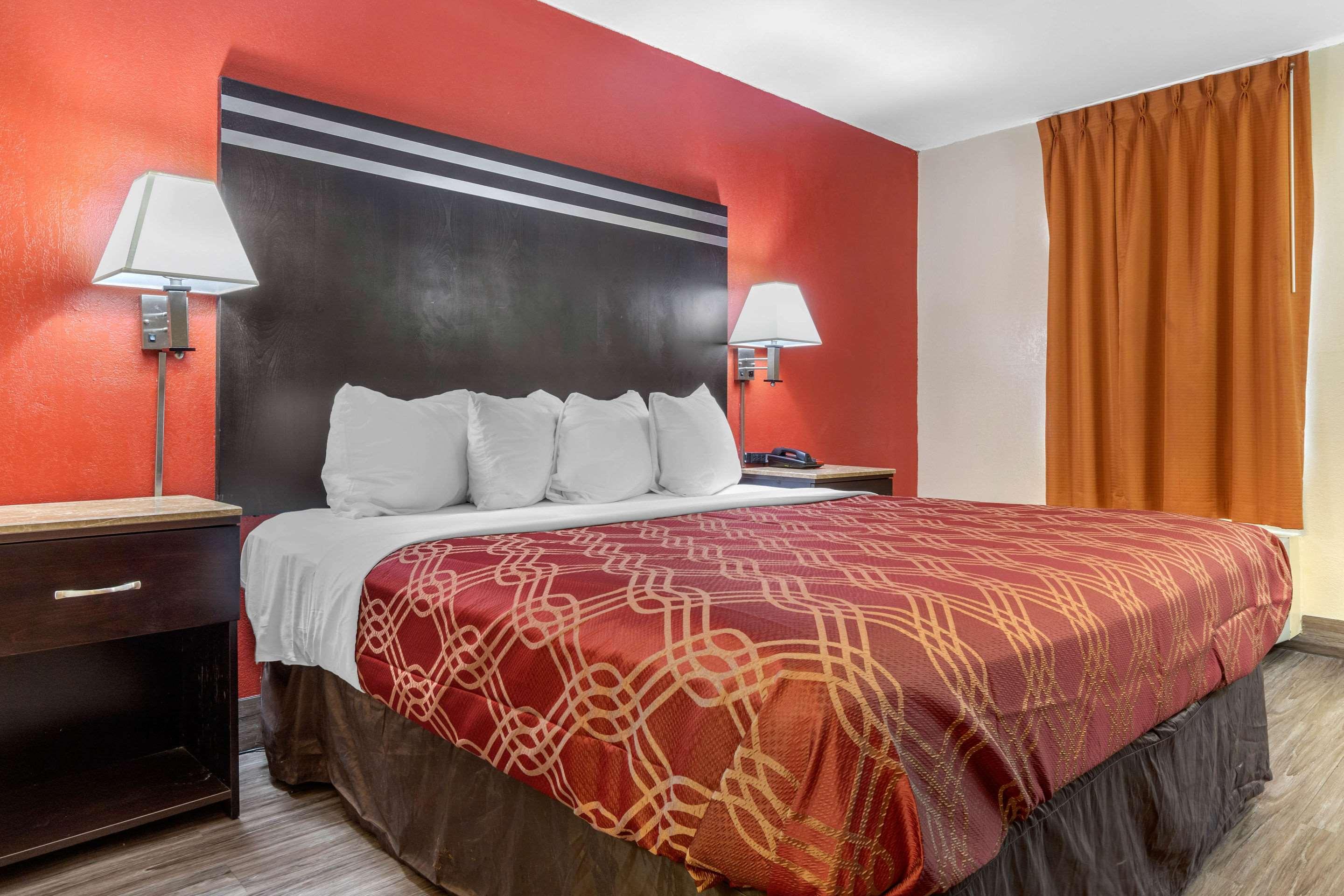 ROOM, KING BED