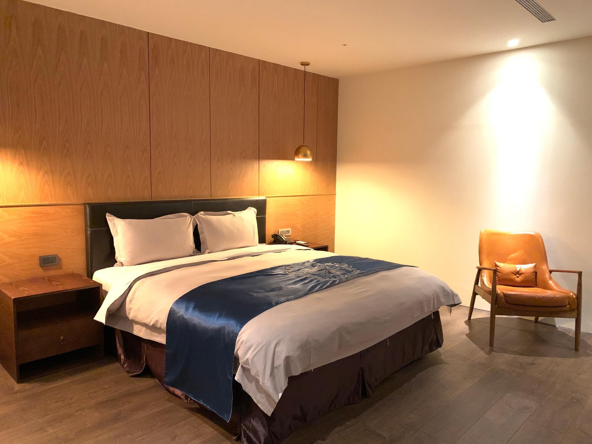Room, King Bed, Queen Bed, No Window, Accessible