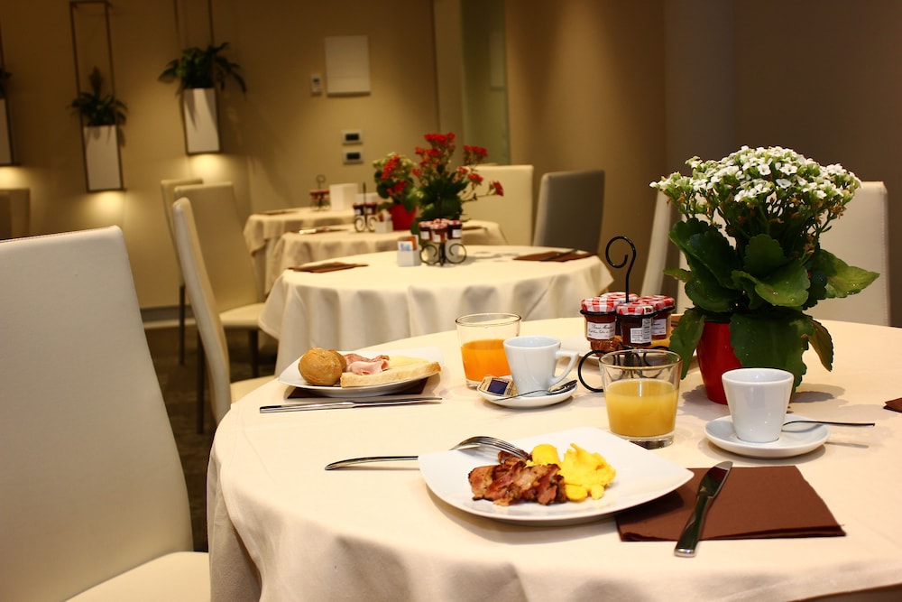 EXPO HOTEL MILAN 18/30