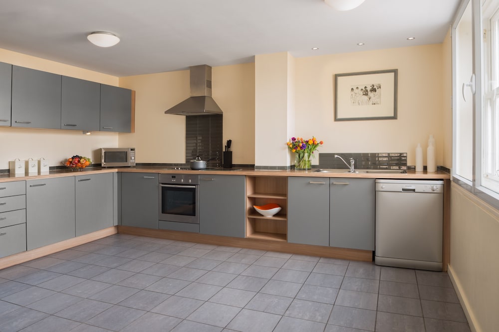 Princes Street Suites Hotel 11/56