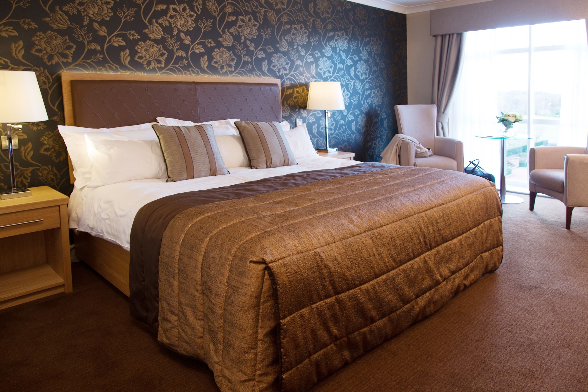 GUEST ROOM, KING BED, ESTATE VIEW