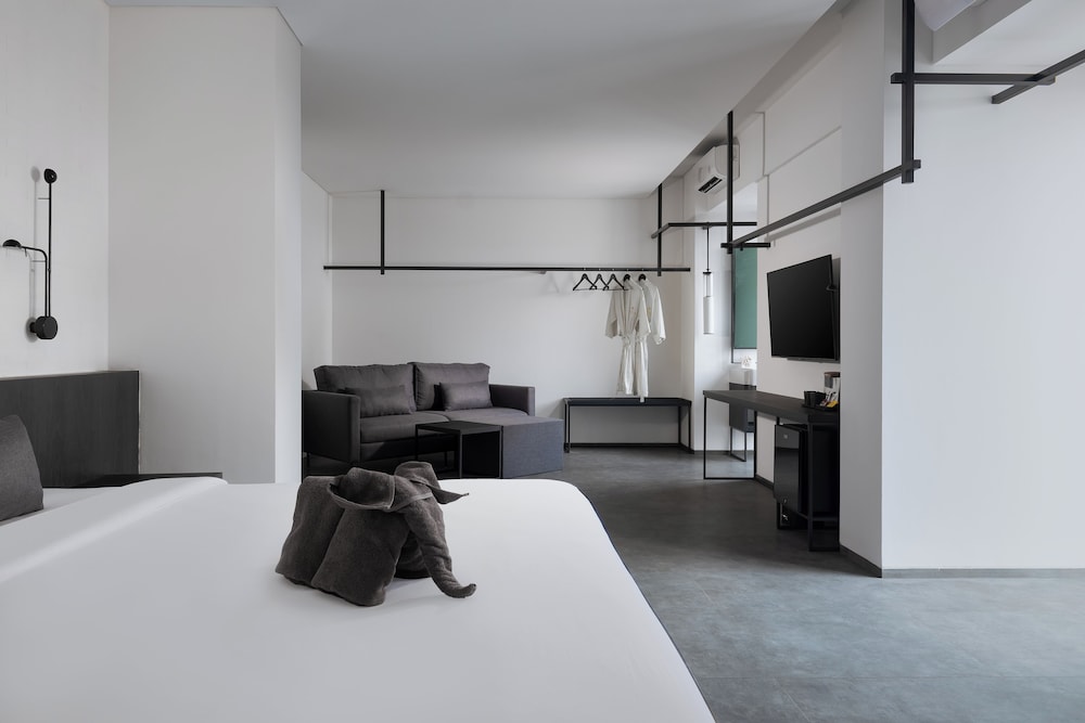 REZ Hotel 22/56