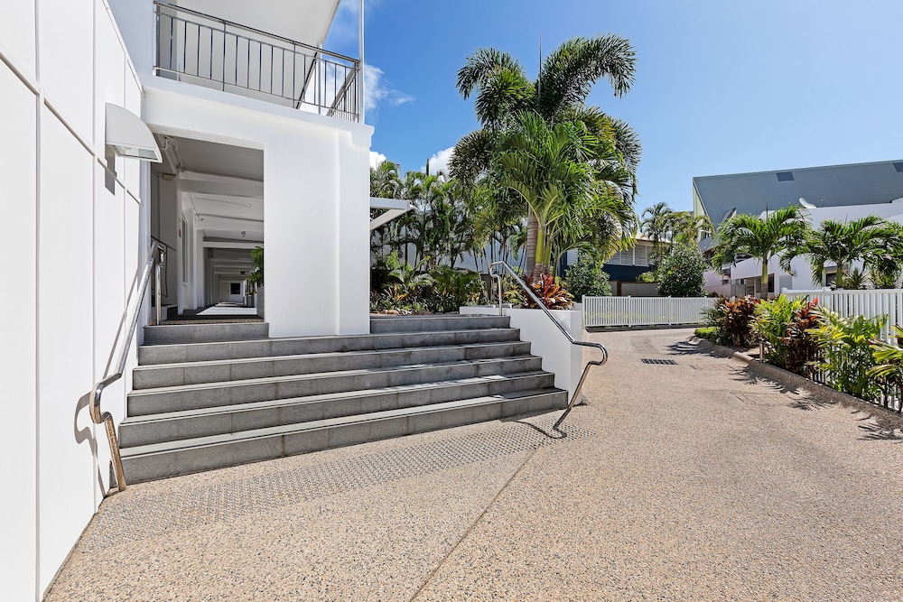 AIRLIE BEACH HOTEL 59/70
