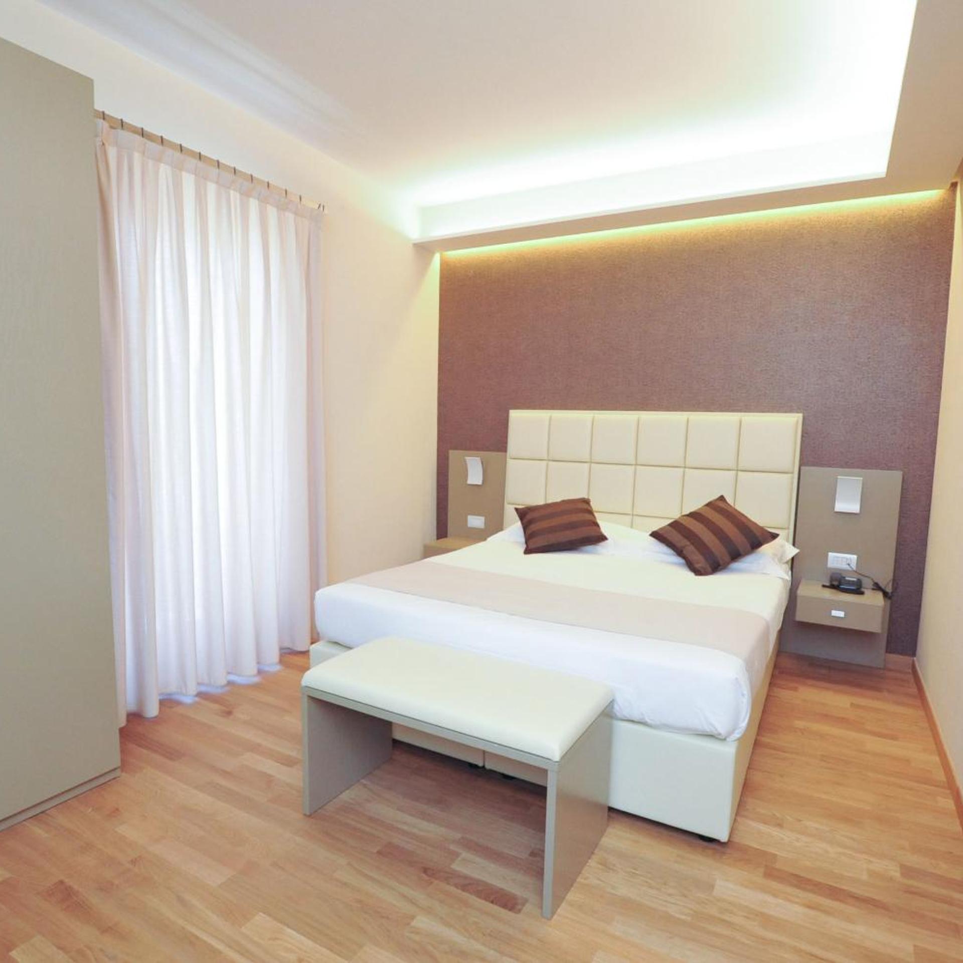 غرفة كلاسيكية بسرير مزدوج