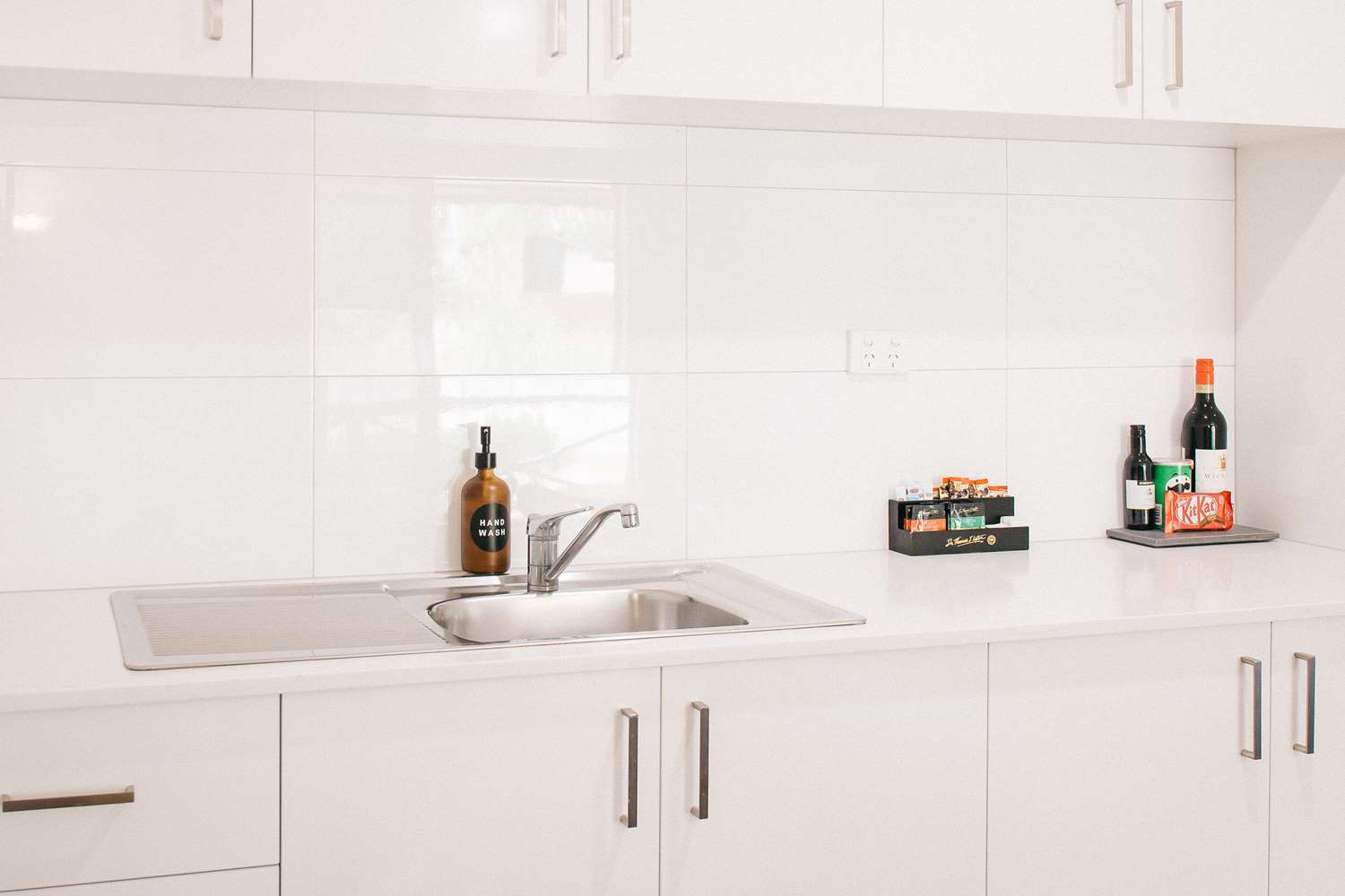 غرفة بسرير كوين