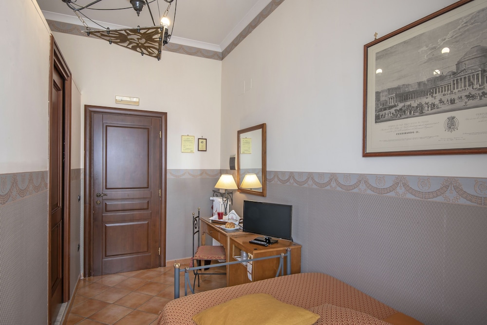 PINTO STOREY HOTEL 24/67