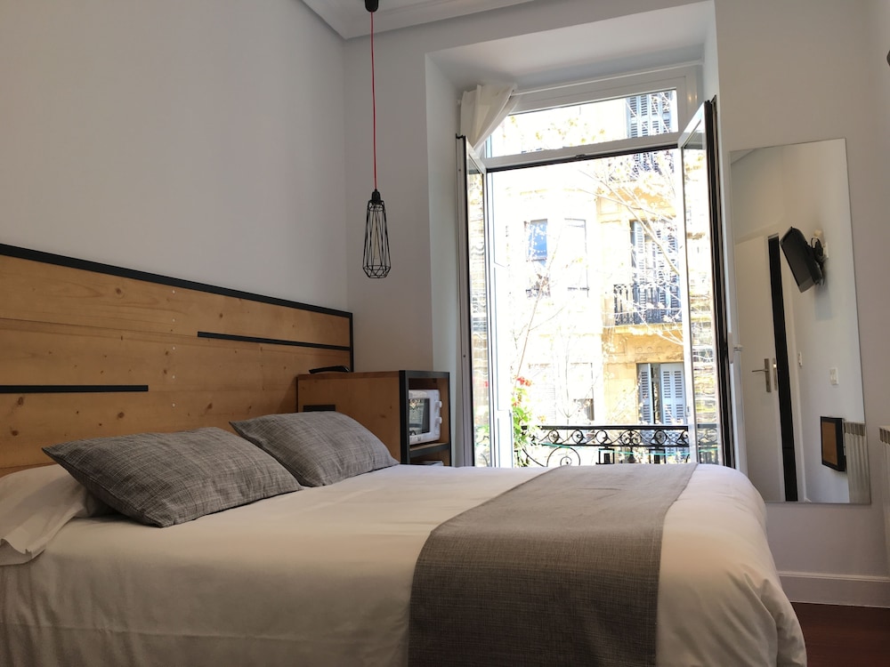 ECONOMY, DOUBLE BED, CITY VIEW, BALCONY