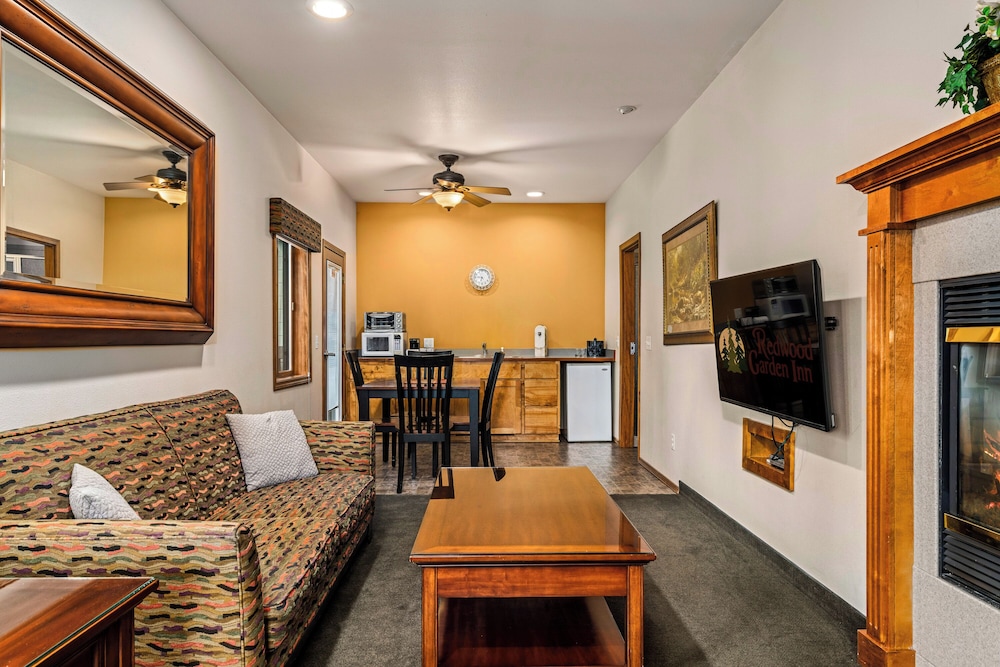 Redwood Hyperion Suites 49/65