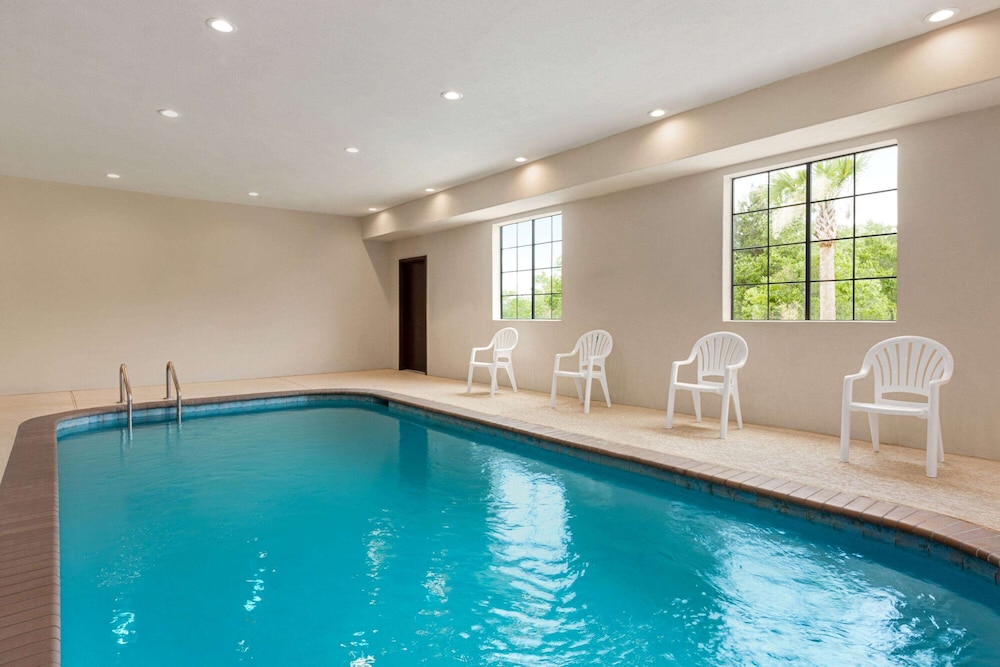 Days Inn & Suites by Wyndham Greater Tomball 35/61