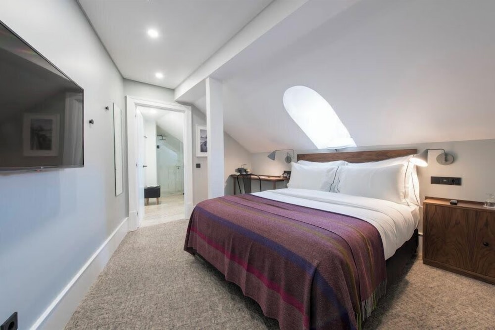 Room, Queen Bed, Attic