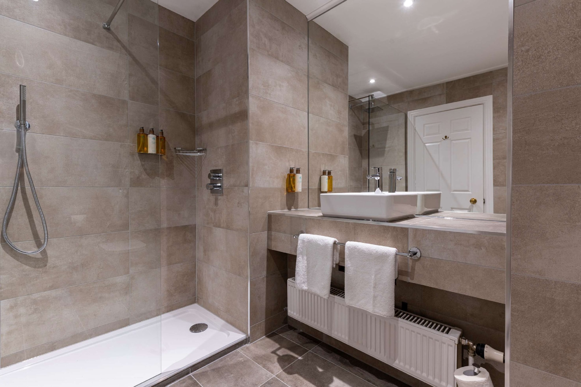غرفة كلاسيكية عائلية بسرير كينج وسرير بطابقين، Kingsmills Hotel 4/4