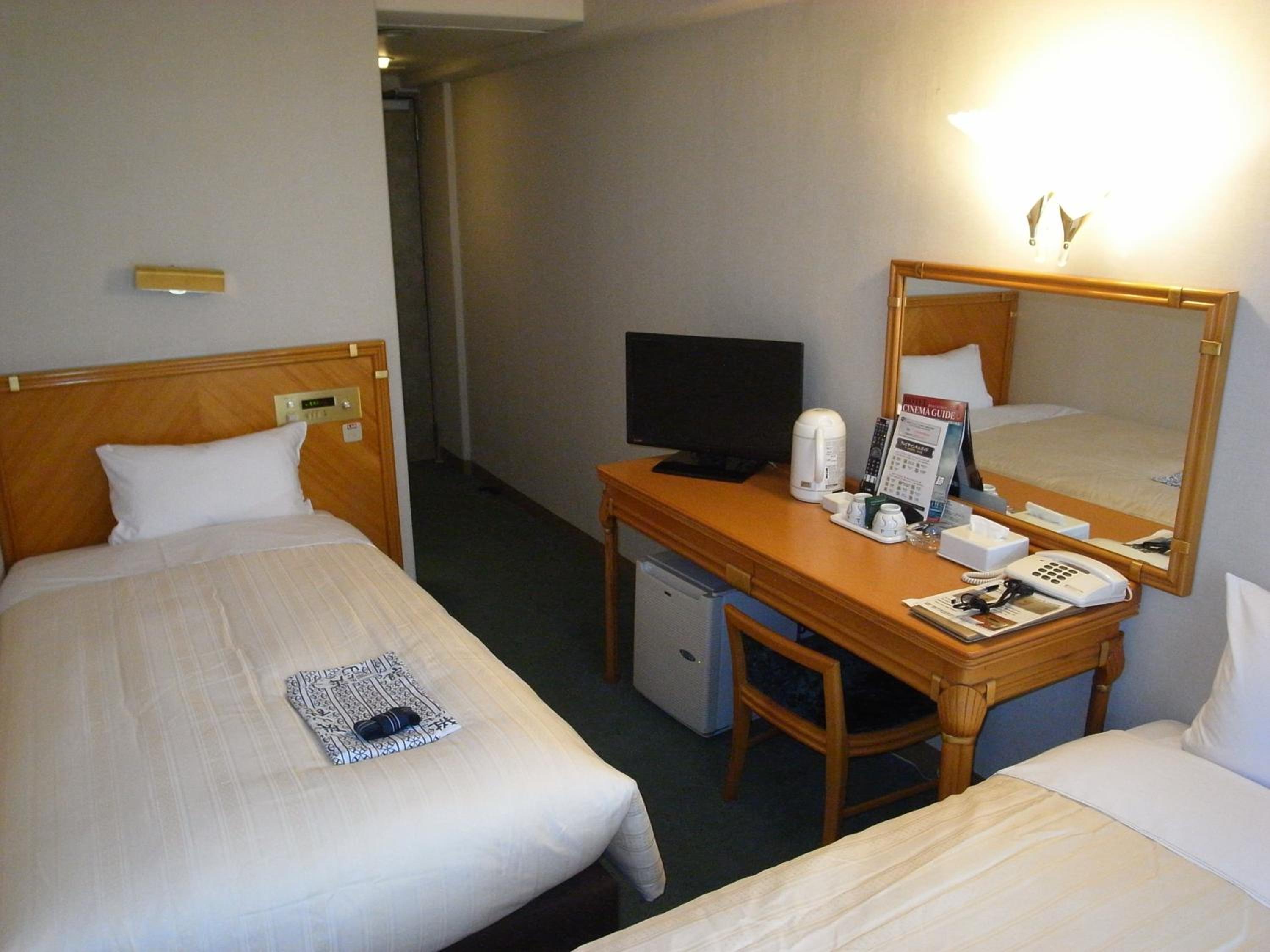 ROOM, TWIN BEDS