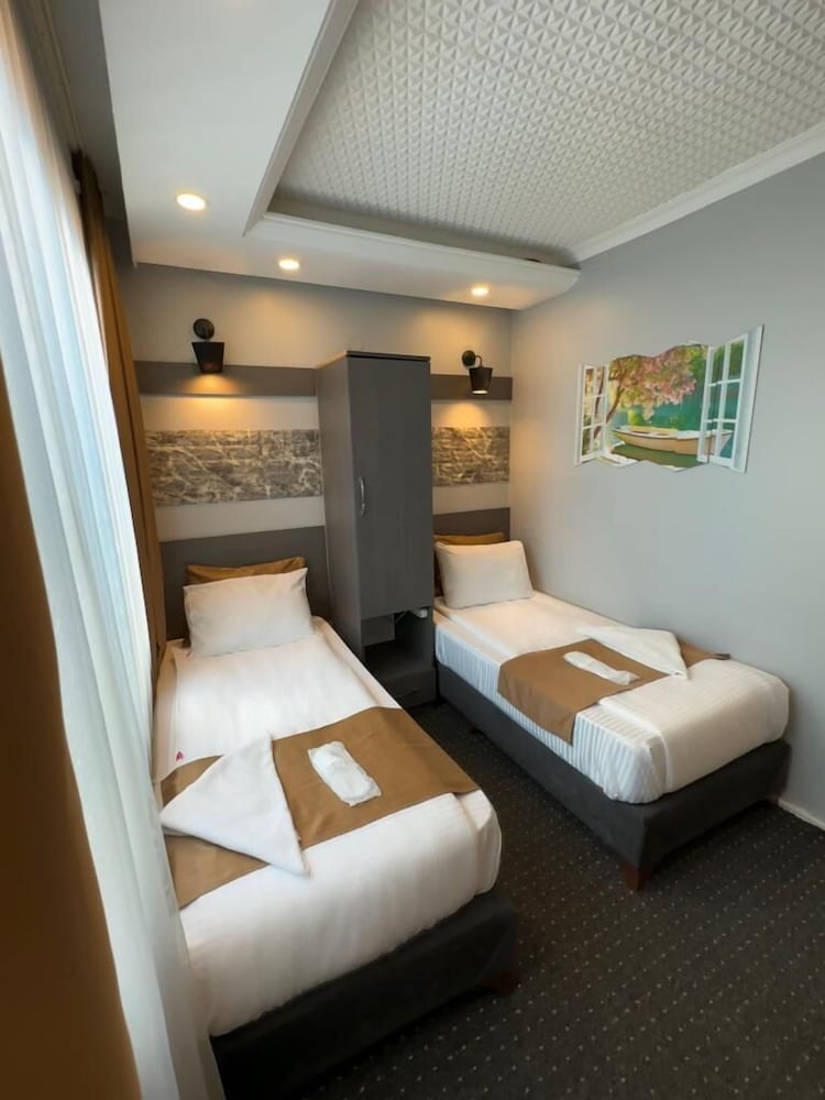 CLASSIC, TWIN BEDS, CITY VIEW