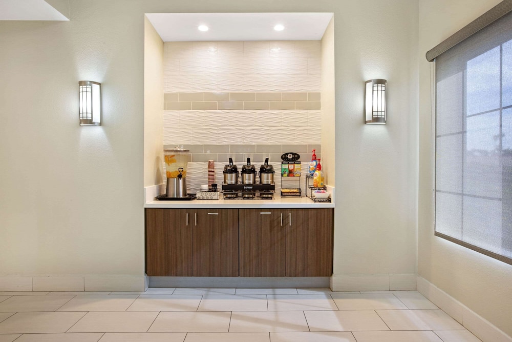 La Quinta Inn & Suites By Wyndham NE Long Beach/Cypress 5/51