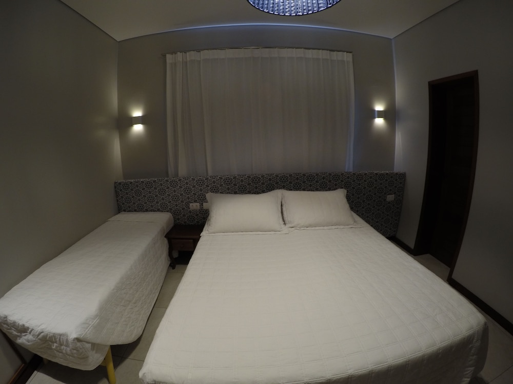 INTERIOR, SUITE