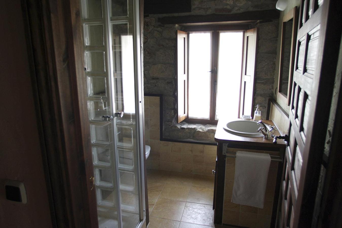 غرفة بسرير مزدوج بشرفة، Hotel Rural Llerau 3/6