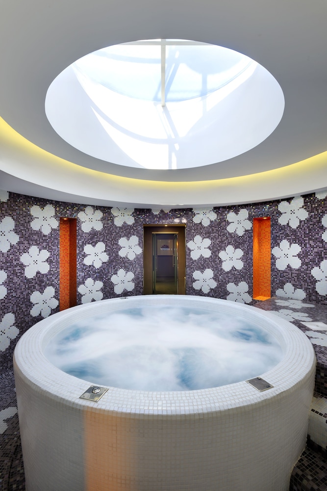 swimming pool spa