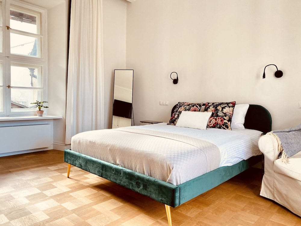 Luxury Mint Apartments Main Square 13/50
