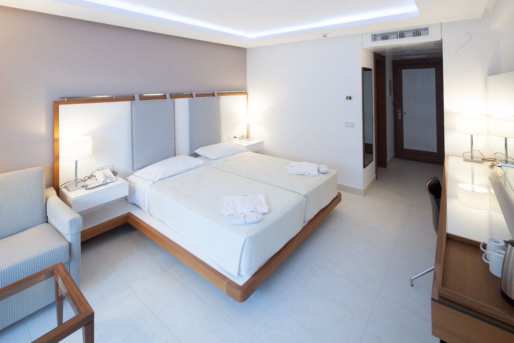 TWIN/DOUBLE ROOM SIDE SEA VIEW
