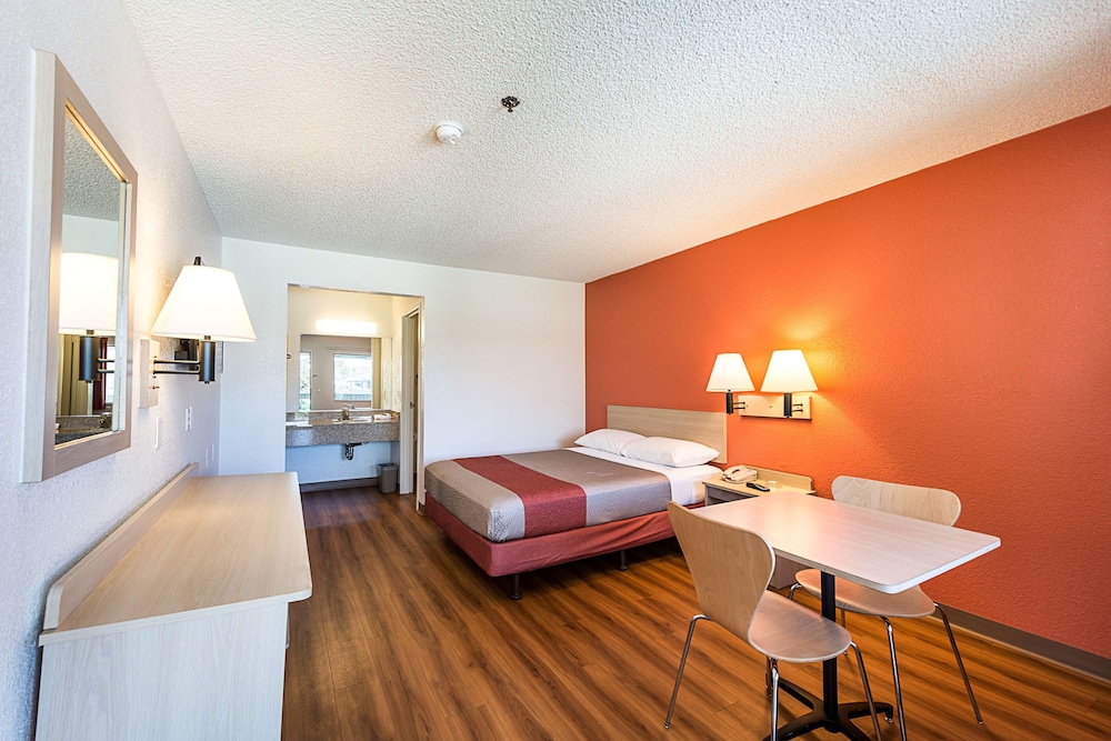 غرفة قياسية بسرير مزدوج لذوي الإعاقة