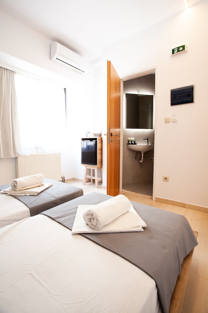 BUSINESS, STUDIO, TWIN BEDS