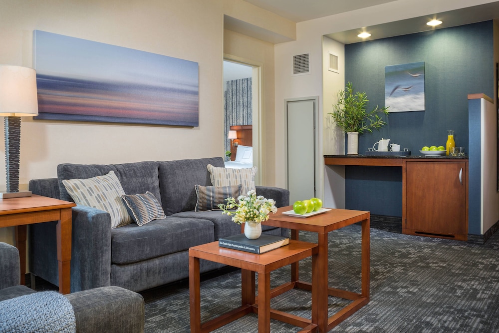 Courtyard Marriott Burlington Harbor 24/48