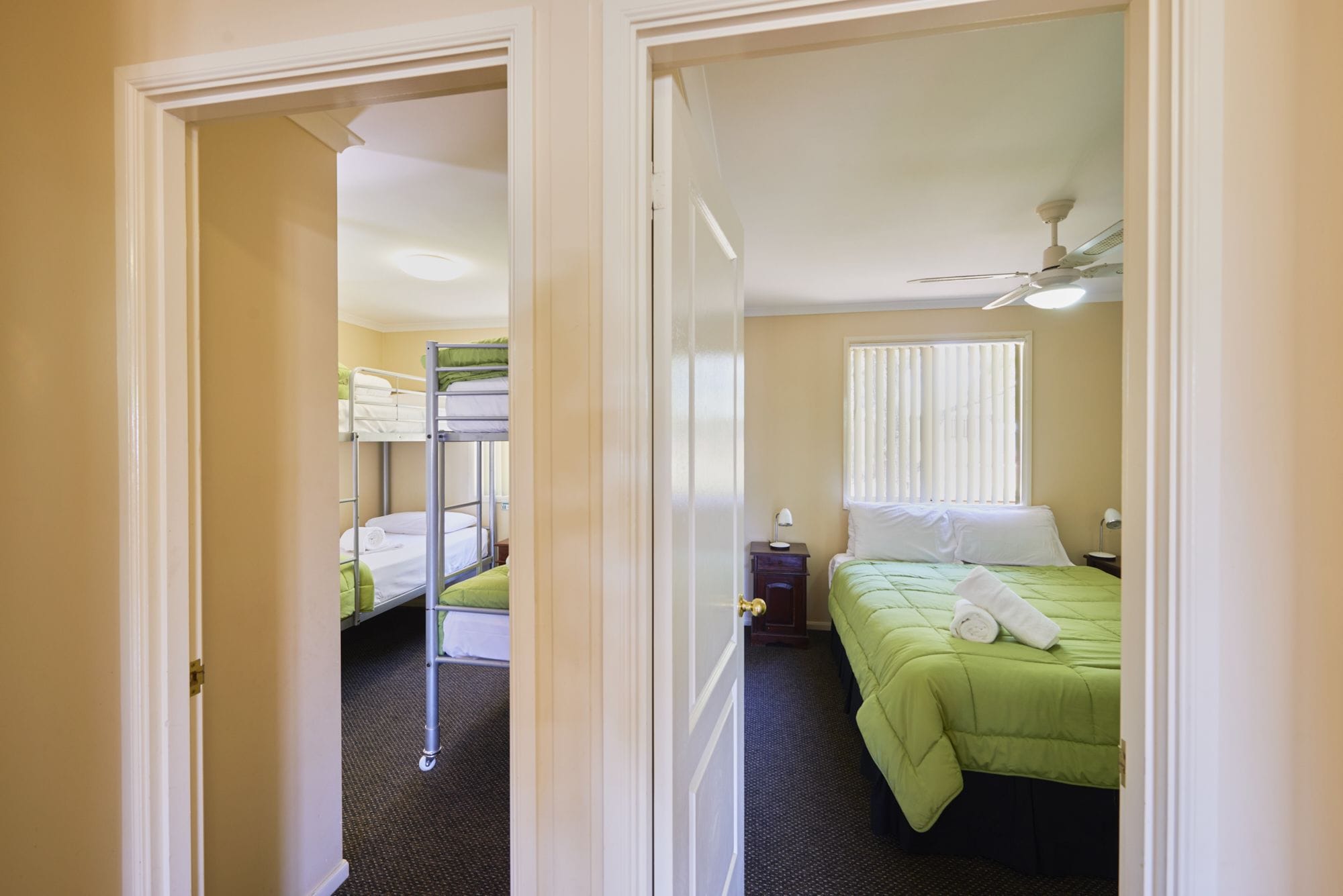 كابينة بسرير كوين وأسرّة بطابقين بغرفتي نوم، RAC Busselton Holiday Park 7/7
