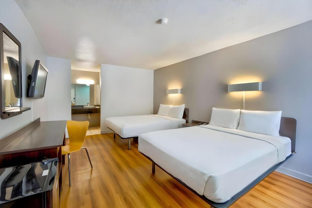 2 Queen Beds - Smoking, Mini Fridge