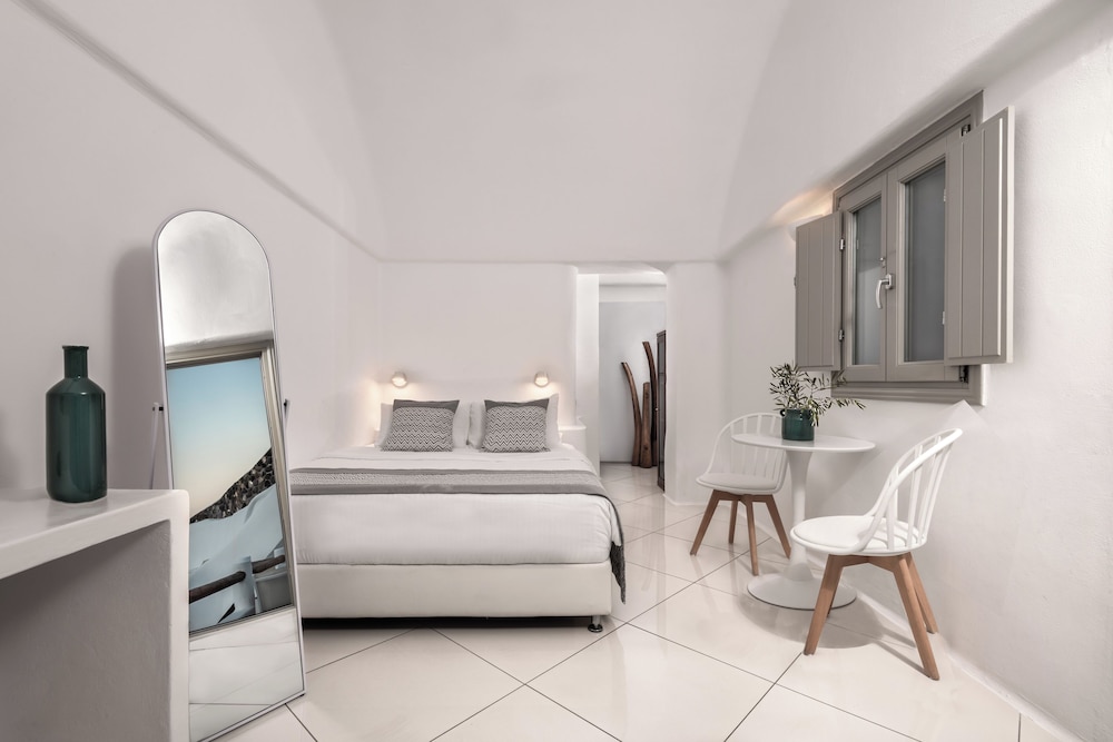 CAVE, PREMIUM, SUITE, CALDERA AND SEA VIEW