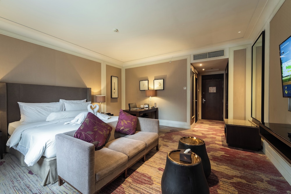 DELUXE, KING BED