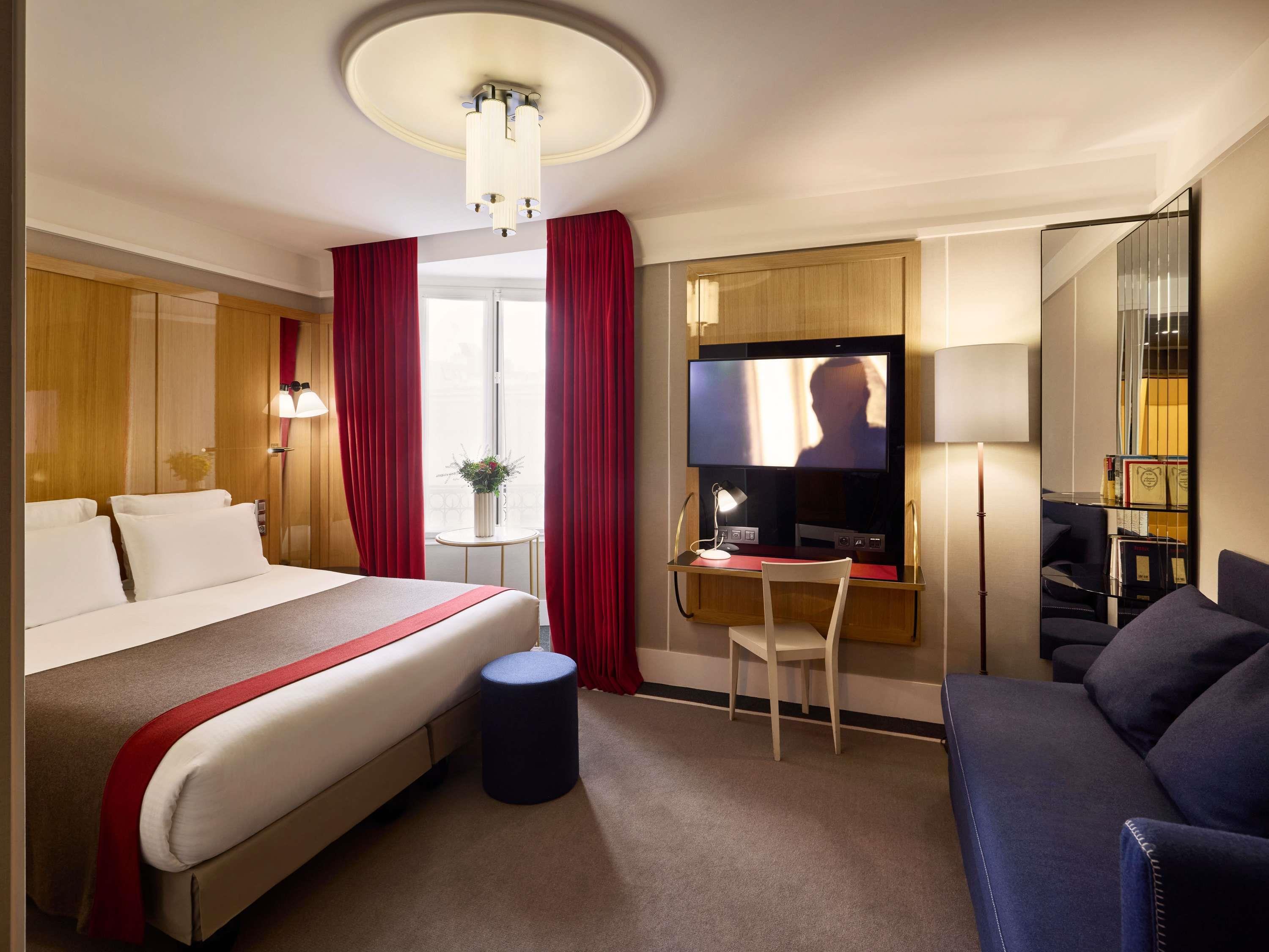 JUNIOR SUITE, KING BED, SOFA
