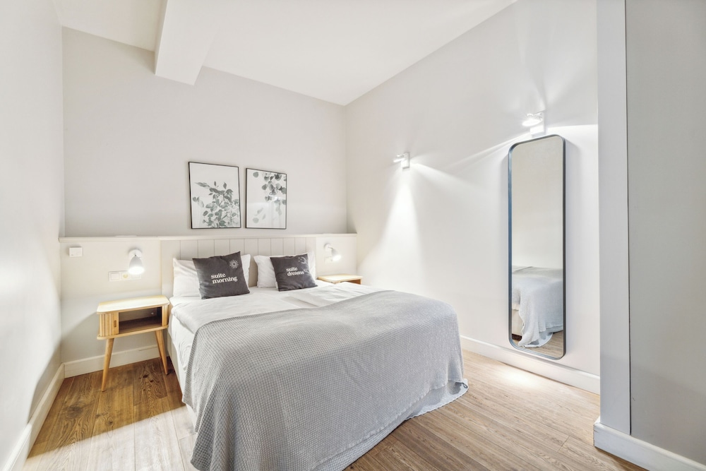 1 BEDROOM, SUITE