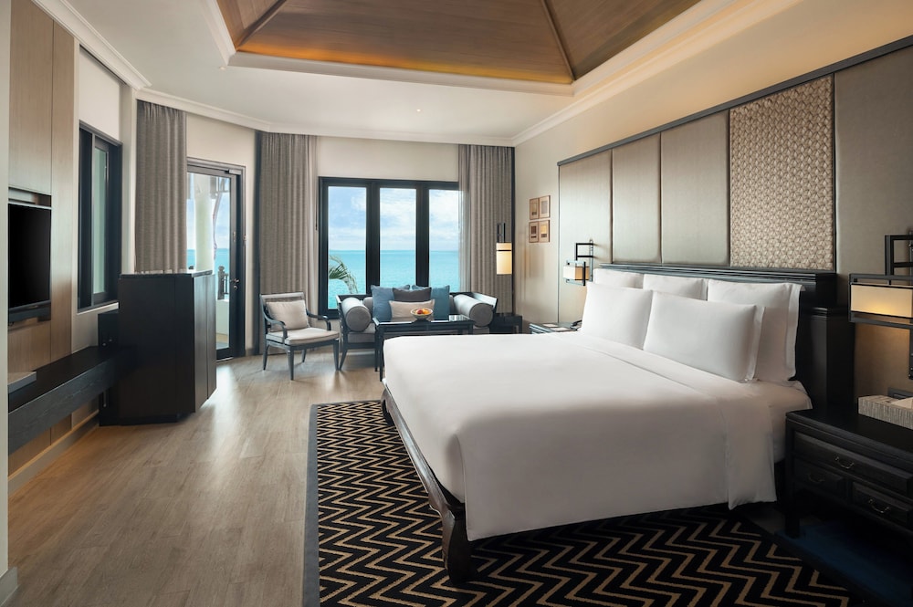 Sunset, Junior Suite, King Bed, Ocean Front, Club Lounge Access