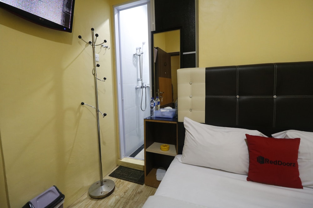 Reddoorz Plus Near Dc Mall Batam 9/39